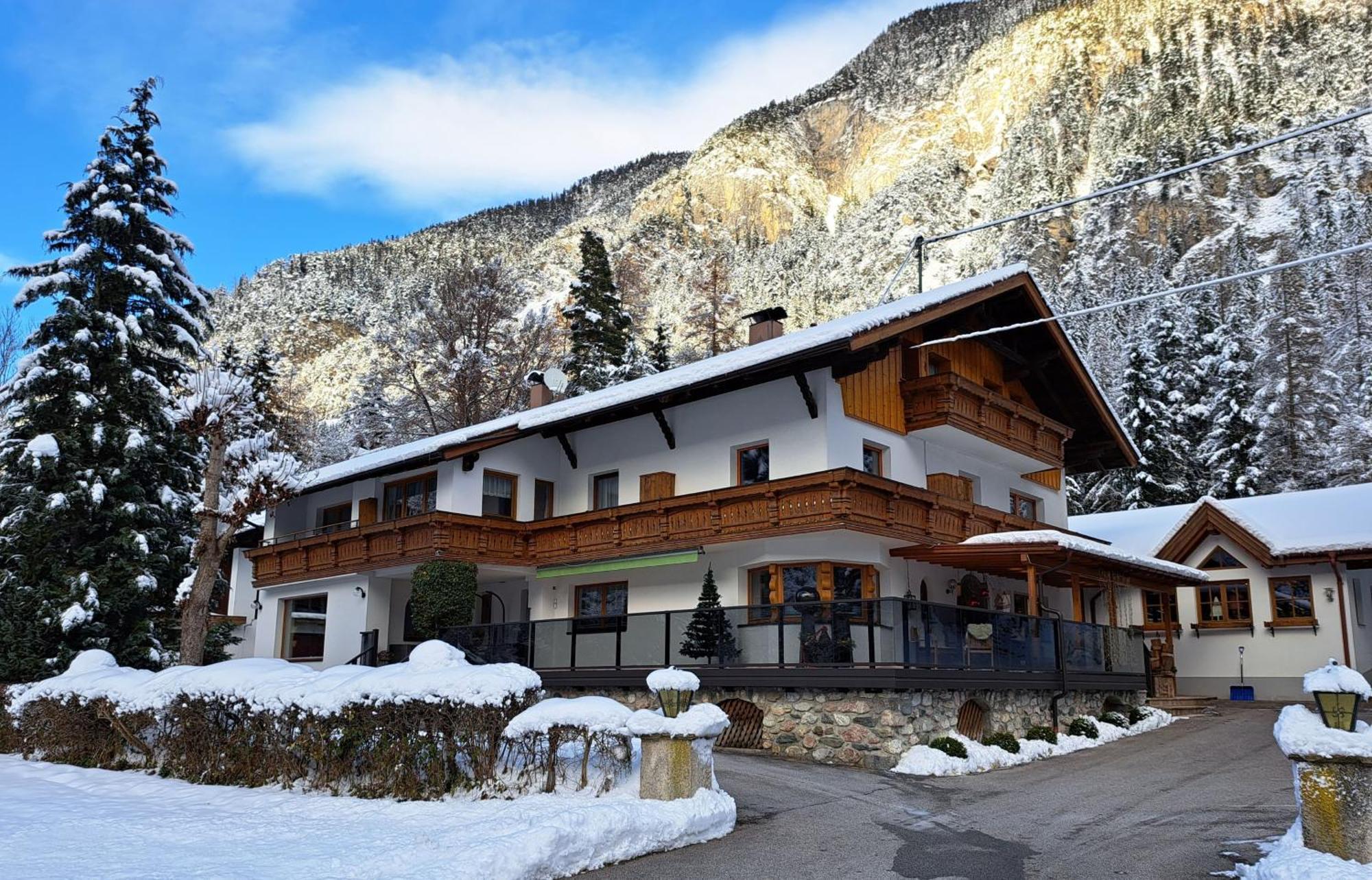 Hotel Gästehaus Almrausch, Ferienanlage mit Pool Nassereith Exterior foto