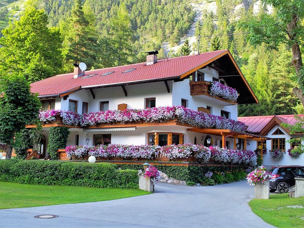 Hotel Gästehaus Almrausch, Ferienanlage mit Pool Nassereith Exterior foto