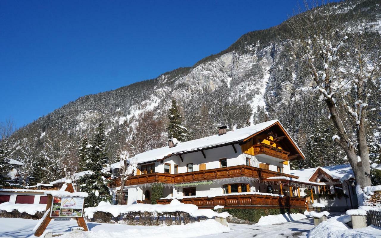 Hotel Gästehaus Almrausch, Ferienanlage mit Pool Nassereith Exterior foto